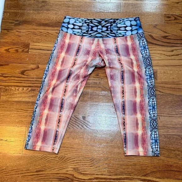 The OM Collection Capri Leggings. Size Medium. - Picture 7 of 7